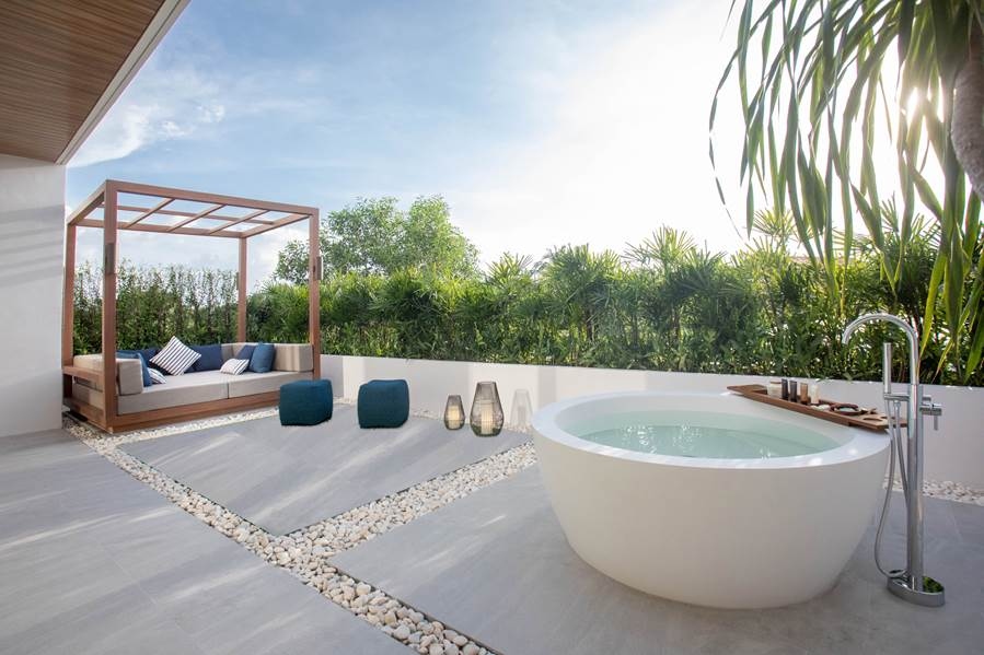 One Bedroom Suite with Outdoor Bathtub